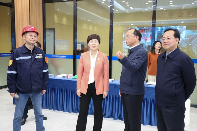 烏海市委副書記、市長崔景英一行到宜化集團(tuán)調(diào)研(圖1)