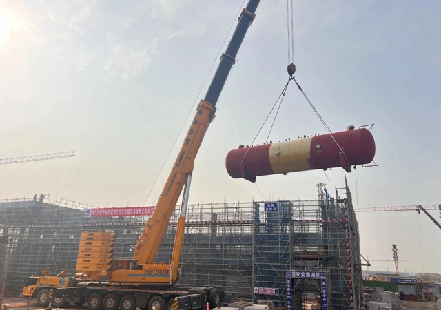 首臺大型設備“落戶”，氯堿新能源項目吹響工程設備安裝新號角！(圖1)